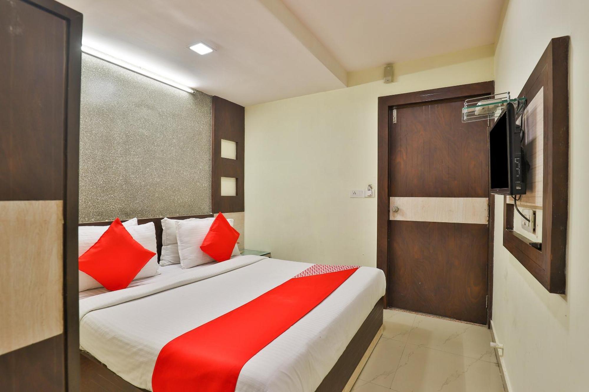Hotel O Sri Balaji Residency Ahmedabad Bagian luar foto