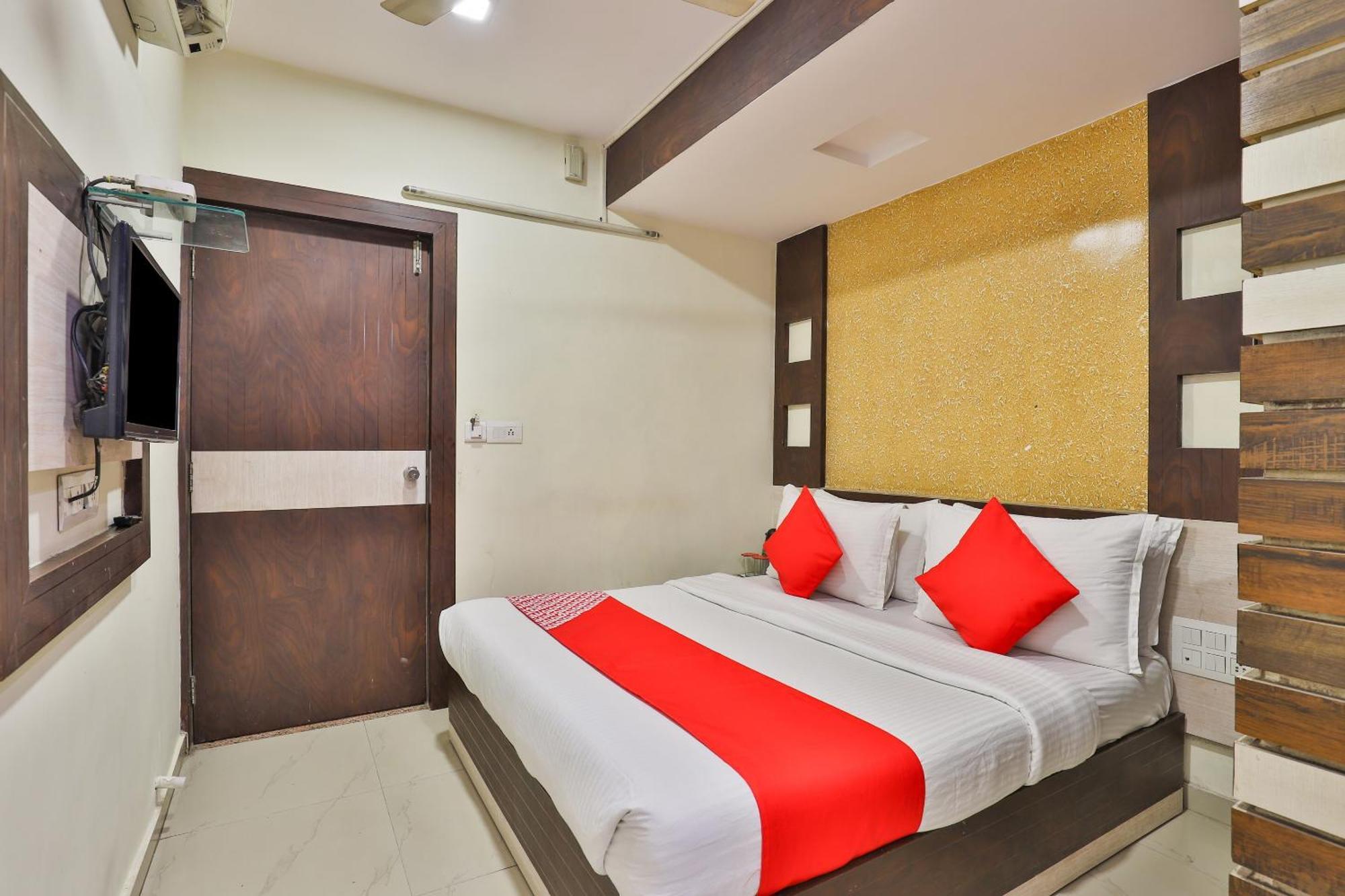 Hotel O Sri Balaji Residency Ahmedabad Bagian luar foto