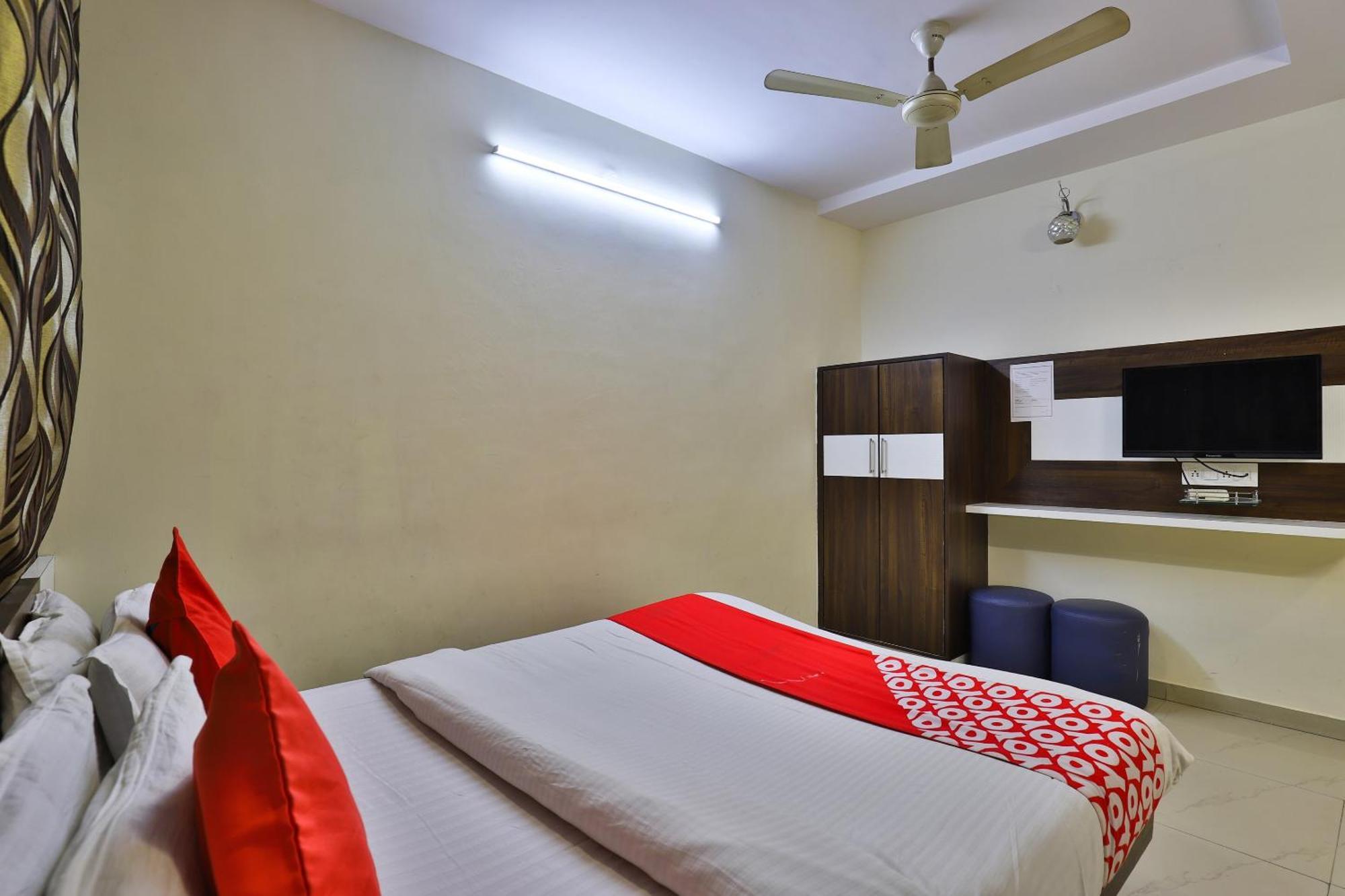Hotel O Sri Balaji Residency Ahmedabad Bagian luar foto