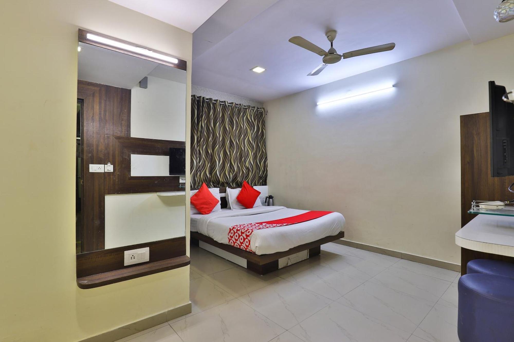 Hotel O Sri Balaji Residency Ahmedabad Bagian luar foto
